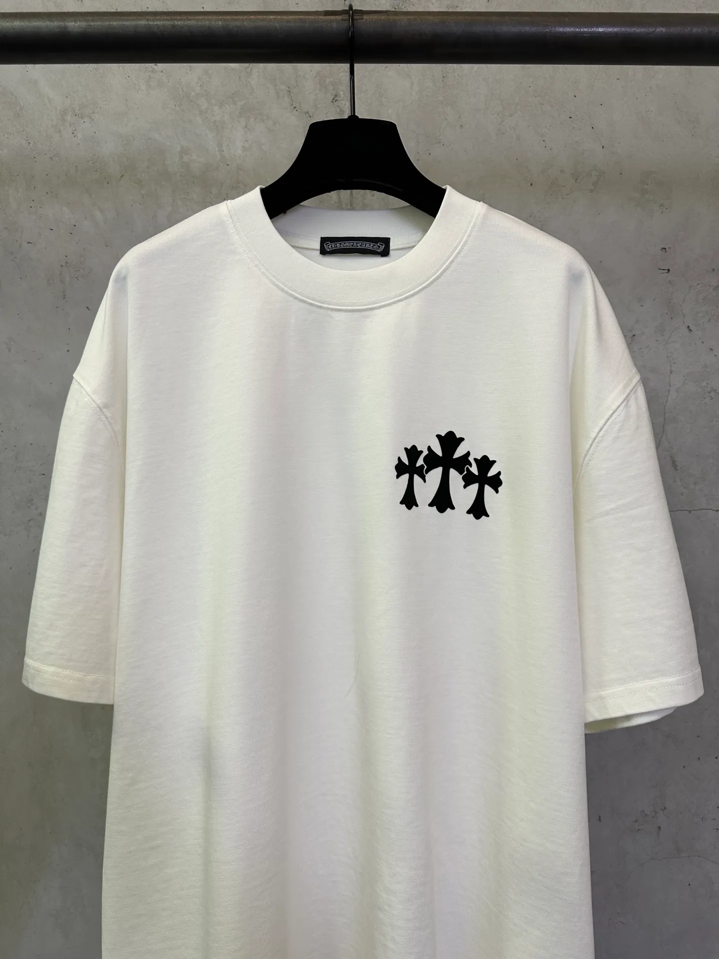 P270 Chrome Hearts 25ss cross flocking printed round neck short-sleeved T-shirt. Fabric is high-definition, super heavyweight cotton, double yarn compact Xinjiang cotton, weight 400g, matched with 2*2 Salona ribs 420g, clean cloth, clear cloth texture, tight feel, stiff, high color fastness, no deformation, no discoloration, custom hardware, thread, accessories, alignment, same style for men and women -Color: black white Gray -Size: XS S M L XL